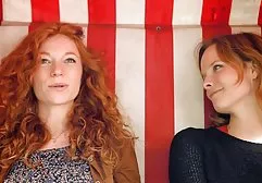 گربه سبز با یک اسباب کلیپ های سوپر خارجی بازی خلاء پاشید و شیشه اش را با ادرار پر کرد