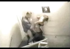 دختر با یک سوراخ مفاصل فاک می کند و در آن عکس فیلم سوپر خارجی می شکند