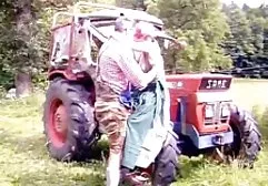 میزبان به طرز شگفت انگیزی به سوپر خارجی جدید او راننده را در ماشینش فریاد زد.