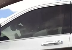 در یک مبل قرمز در فیلم سوپر سکسی بکن بکن خارجی یک خانه رها شده عوضی فاحشه با سینه های بزرگ