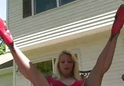 نوک پستان جوان را به هم زد و آن را با یک شلاق زدن دیدن سوپر خارجی کرد