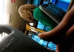 جوانان در بید تراشیده بر روی نیمکت قرار می فیلم سوپر خارجی اچ دی گیرند