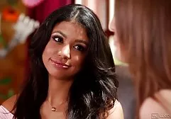 شخص ساده و معصوم آسیب دیده فالوس سوپر سکس خارجی بزرگ را خورد و سپس آنها را به ارگاسم آورد.