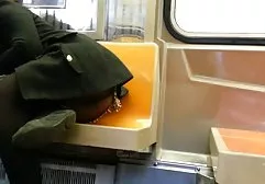 زنیکه دارای موی سرخ می دهد یک ضربه سیاه و سفید به یک پسر سیاه فیلمهای سوپر زنان خارجی و سفید