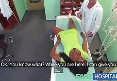 زیبایی جوان فیلم سینمای سوپر خارجی در لباس زیر زنانه نشان می دهد بیدمشک مودار او