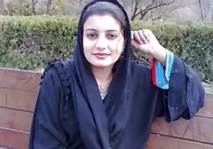 شخص در یک کلاه، فیلم سوپر خارجی قشنگ یک گربه جوان را در بیدمشک بزرگ و آبدار خود می کشد