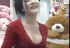 بانوی داغ با قوطی های بزرگ بر روی سوپر وسکس خارجی دیک می رود