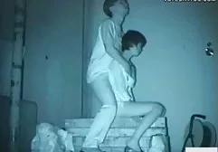 سبزه گربه صاف بر روی دیک فیلم سوپر خارجی زیبا پرید