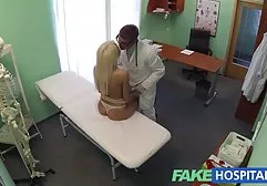 دختر سفید موی خود دانلود سوپر خارجی جدید را در مقعد در دوربین لمس کرد