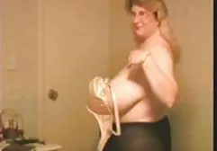 شخص ساده و معصوم با جوانان سوپر زنهای خارجی انعطاف پذیر از بالا می رود و در داخل می شود