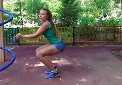 بدن با شیرهای بزرگ نمی نشیند بر سوپر سکس خارجی روی روتر در بالای صفحه