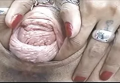 دختر جوان به زیبایی بر روی دوربین سوپرخارجی کامل رقص می زند