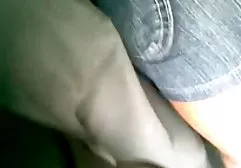 یک مرد در یک کلیپهای سوپر خارجی کت و شلوار سیاه و سفید دیک خود را در یک دختر باریک گیر کرده است