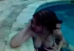 پسر سوپرخارجی کامل masseuse بیدمشک لعنتی در جوراب ساق بلند روی میز