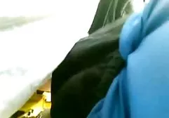 سبزه زیبا دوست پسر انواع سوپرهای خارجی جوان خود را گمراه می کند