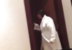 شلخته وحشت زده خودش را در کت و سوپرکس خارجی شلوار