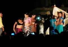 زن جوان شهوت انگیز پدربزرگش را می فیلم سوپر لختی خارجی گیرد