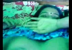 شخص ساده و معصوم جوان یک گربه ملایم را فیلم سینمایی خارجی سوپر نشان می دهد