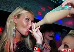 خواهر زیبا و بزرگتر او برادر کوچکتر خود را گول دیدن سوپر خارجی زد