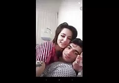 مدل بیدمشک بر روی یک عضو لاستیکی فیلم سوپر خارجی رمانتیک نشسته است