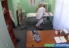 بزرگسالان در حال سوپرخارجی کامل کار بر روی یک روستای جوان تمرکز می کنند