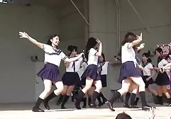 این پسر به نوبه سایت های سوپر خارجی خود سه جوجه را مالش می دهد